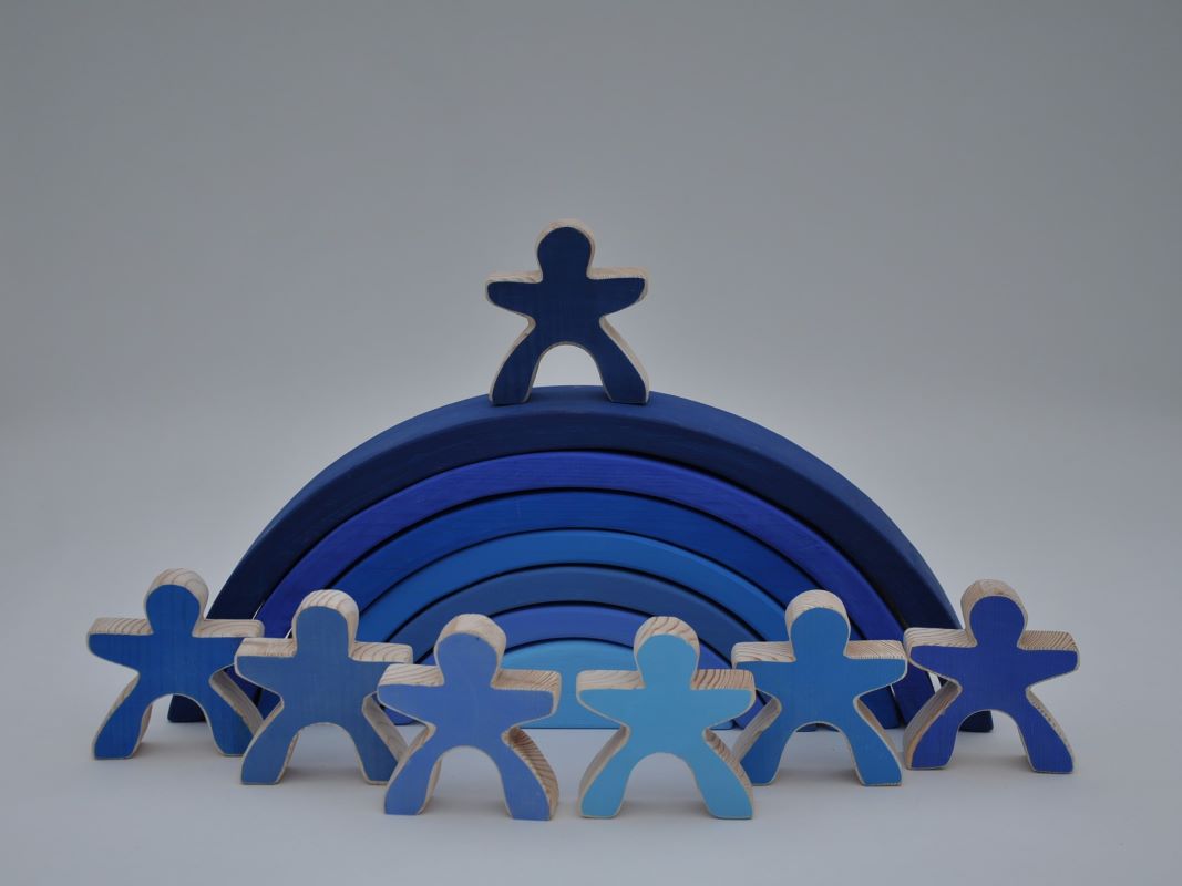 Attīstošas rotaļlietas krāsaini koka klucīši 7 koka varavīksnes cilvēciņi un Tumši Zila Koka Varavīksne pirkt Barin.lv interneta veikala