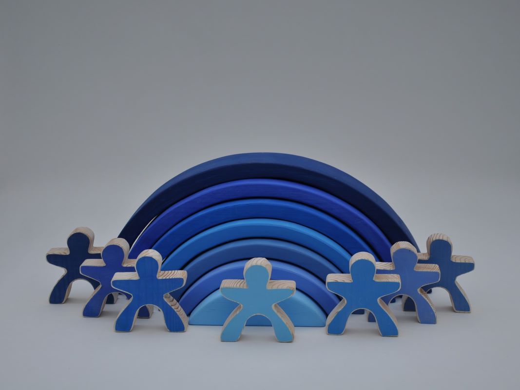 Attīstošas rotaļlietas krāsaini koka klucīši 7 koka varavīksnes cilvēciņi un Tumši Zila Koka Varavīksne pirkt Barin.lv interneta veikala