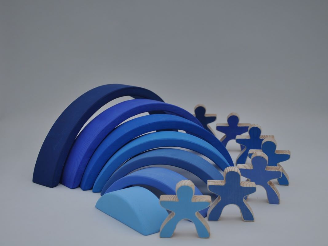 Attīstošas rotaļlietas krāsaini koka klucīši 7 koka varavīksnes cilvēciņi un Tumši Zila Koka Varavīksne pirkt Barin.lv interneta veikala