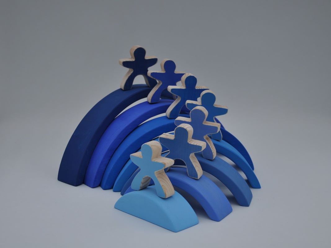 Attīstošas rotaļlietas krāsaini koka klucīši 7 koka varavīksnes cilvēciņi un Tumši Zila Koka Varavīksne pirkt Barin.lv interneta veikala