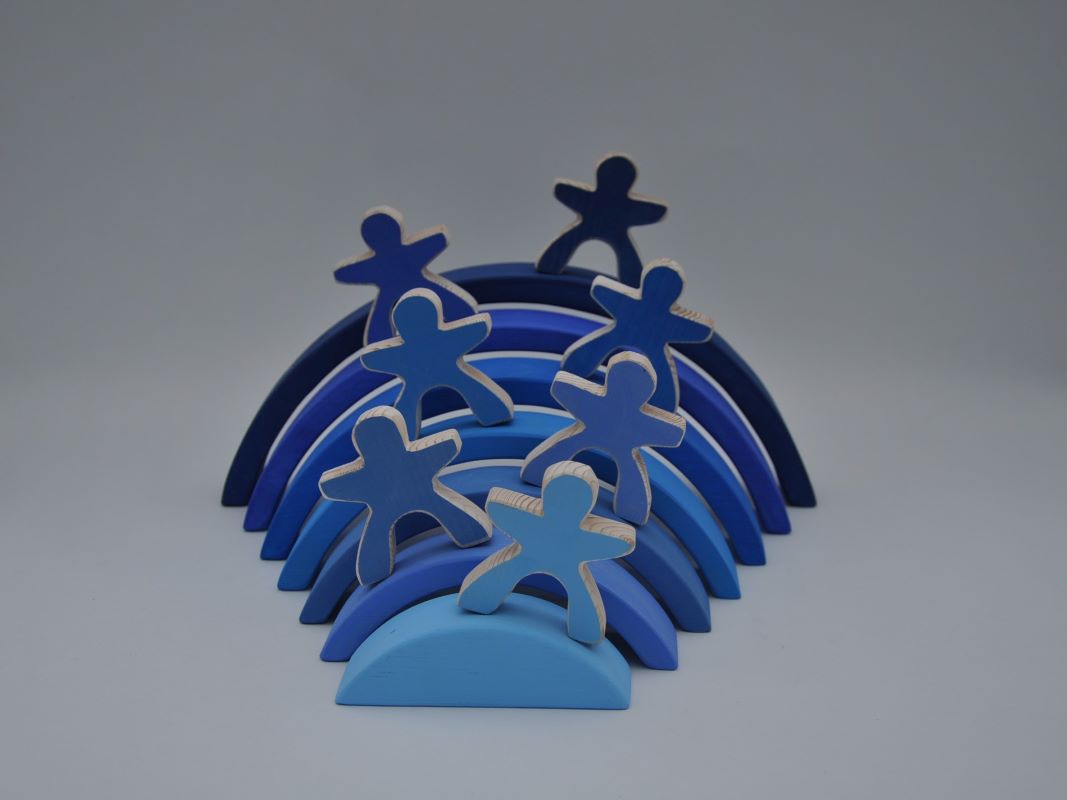 Attīstošas rotaļlietas krāsaini koka klucīši 7 koka varavīksnes cilvēciņi un Tumši Zila Koka Varavīksne pirkt Barin.lv interneta veikala