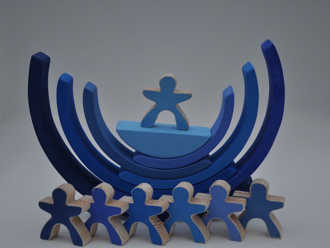 Attīstošas rotaļlietas krāsaini koka klucīši 7 koka varavīksnes cilvēciņi un Tumši Zila Koka Varavīksne pirkt Barin.lv interneta veikala