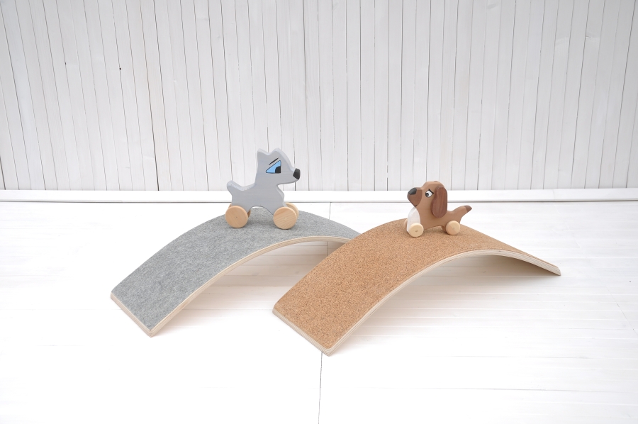Līdzsvara dēlis balansēšanai maziem bērniem ar korķi un filcu