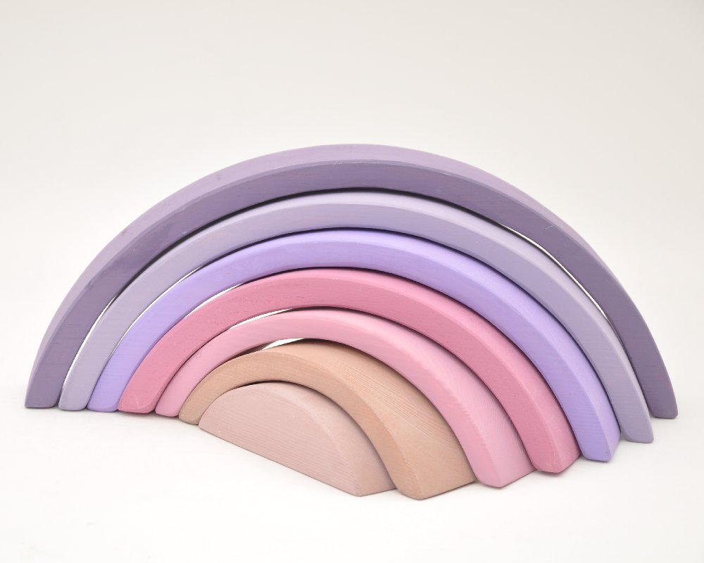 Attīstošās rotaļlietas meitenēm pērc online Barin.lv internet veikalā ar piegādi mājās! Barin koka Varavīksne Pastel Violetā krāsā, XL lielā izmerā koka piramīda Jūsu Mazuļa Montesori attīstošām nodarbībām