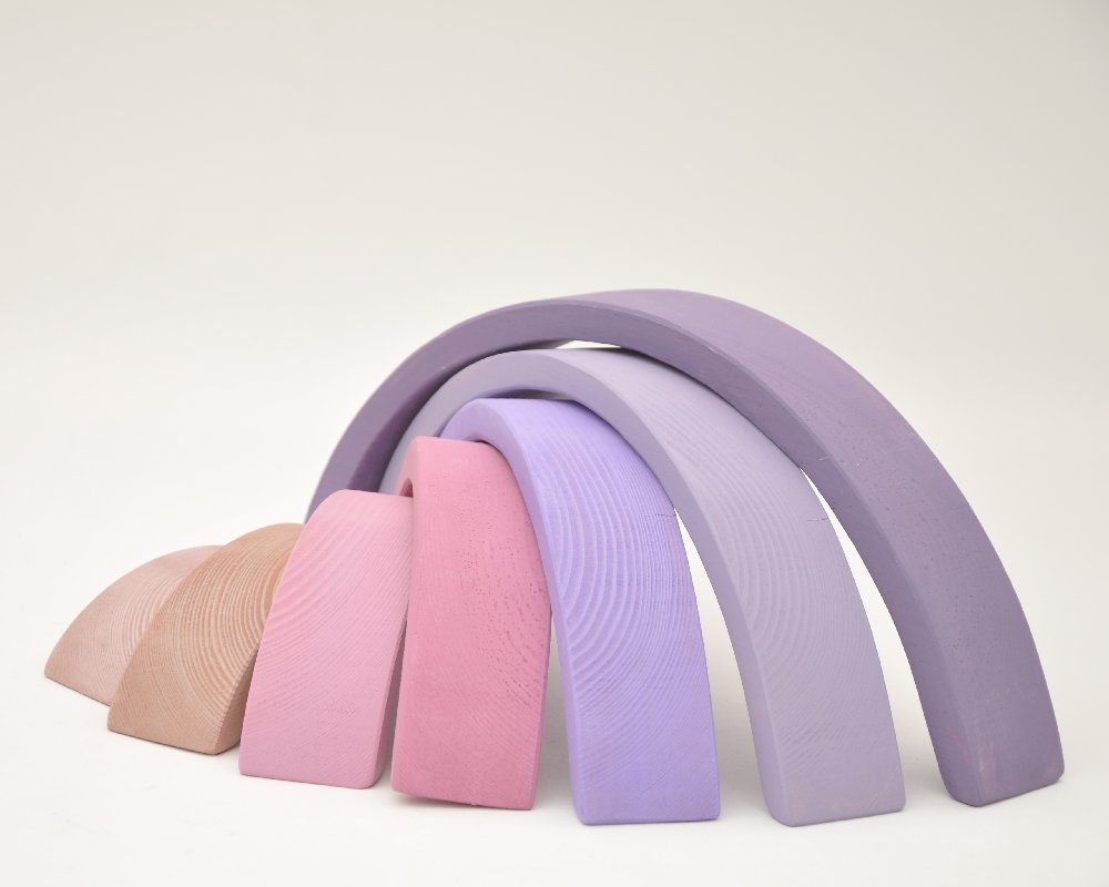 Attīstošās rotaļlietas meitenēm pērc online Barin.lv internet veikalā ar piegādi mājās! Barin koka Varavīksne Pastel Violetā krāsā, XL lielā izmerā koka piramīda Jūsu Mazuļa Montesori attīstošām nodarbībām