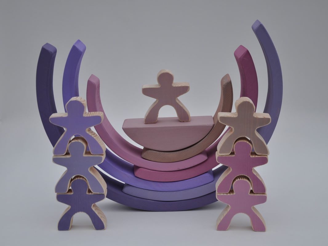 Attīstošas rotaļlietas krāsaini koka klucīši koka varavīksne Violeta ar 7 koka cilvēciņiem no Barin.lv veikalā