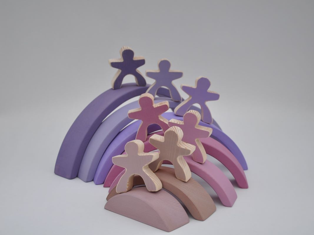 Attīstošas rotaļlietas krāsaini koka klucīši koka varavīksne Violeta ar 7 koka cilvēciņiem no Barin.lv veikalā