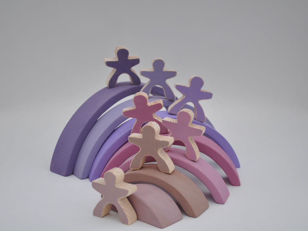 Attīstošas rotaļlietas krāsaini koka klucīši koka varavīksne Violeta ar 7 koka cilvēciņiem no Barin.lv veikalā