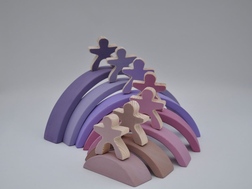 Attīstošas rotaļlietas krāsaini koka klucīši koka varavīksne Violeta ar 7 koka cilvēciņiem no Barin.lv veikalā