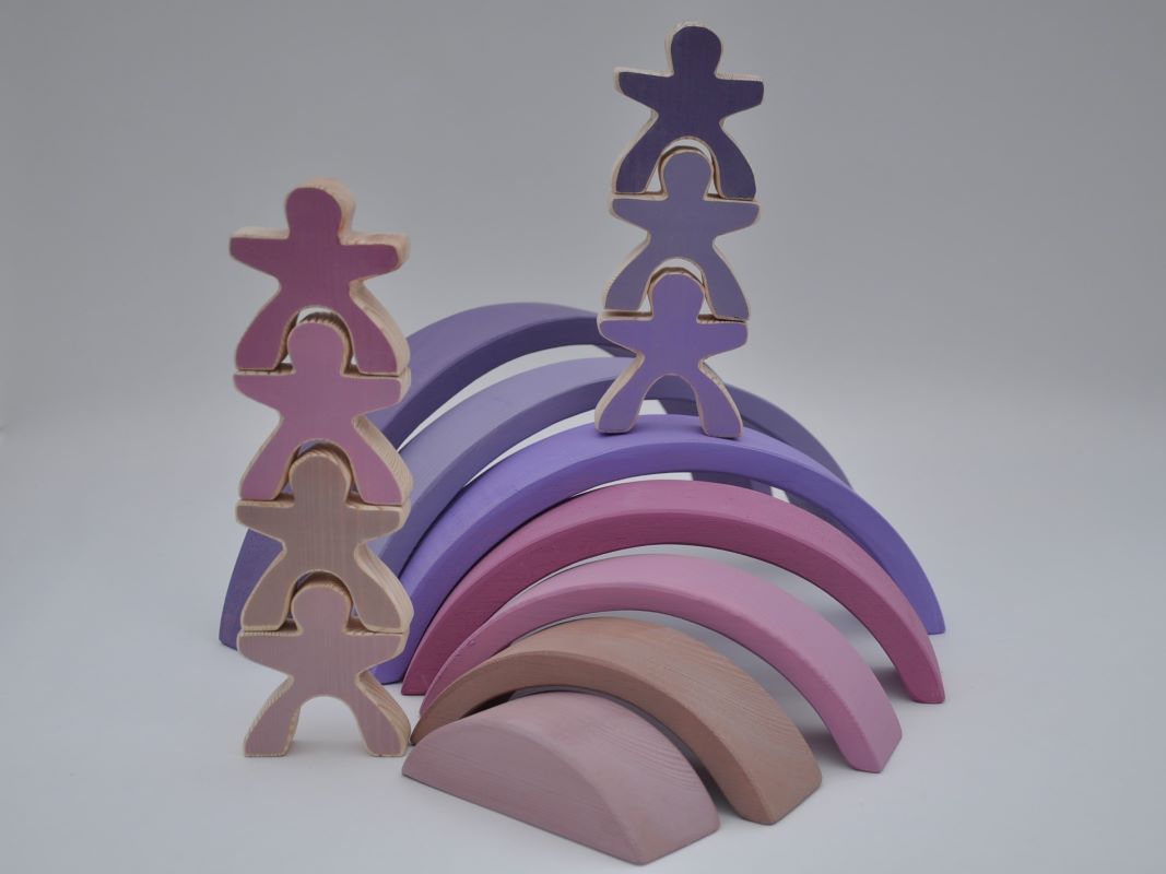Attīstošas rotaļlietas krāsaini koka klucīši koka varavīksne Violeta ar 7 koka cilvēciņiem no Barin.lv veikalā
