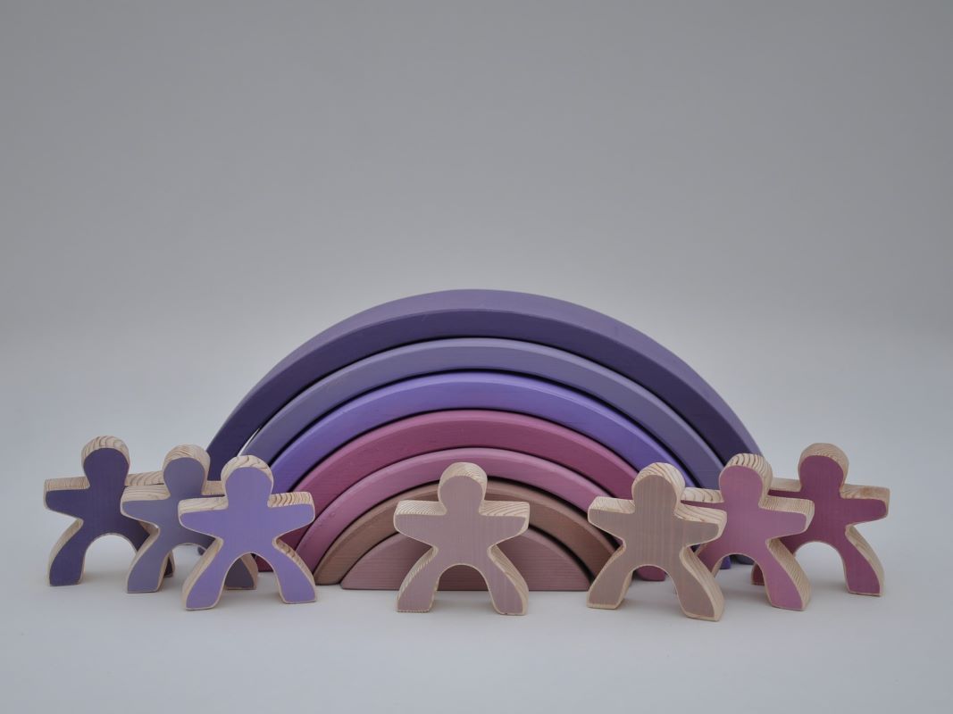 Attīstošas rotaļlietas krāsaini koka klucīši koka varavīksne Violeta ar 7 koka cilvēciņiem no Barin.lv veikalā
