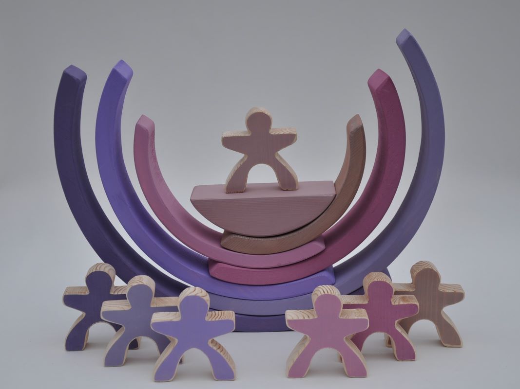 Attīstošas rotaļlietas krāsaini koka klucīši koka varavīksne Violeta ar 7 koka cilvēciņiem no Barin.lv veikalā