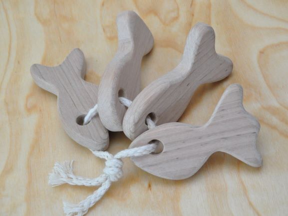 Attīstības rotaļlietas no koka grabulīši un zobgraužņi divi vienā "Zivju piekariņš - Lai cope izdotos!" pirkt internetā Barin.lv veikalā