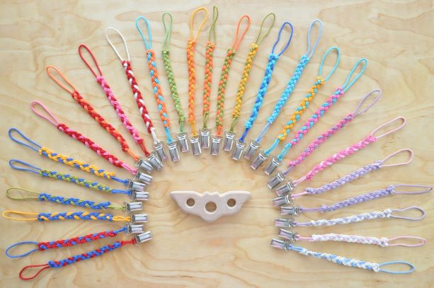 Koka Grabulīši Batman un ševrona krāsā pēc izvēles knupīša turētājs. Pirmās rotaļlietas mazuļiem: graužamriņkis, grabulis - zobgrauznis zīdaiņiem pirkt Barin.lv veikalā