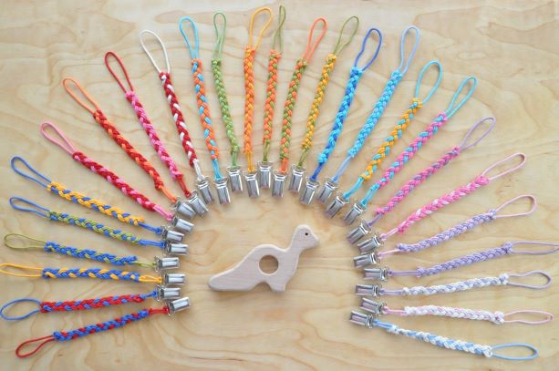 Grabulīši Brontozaurs un ševrona krāsā knupīša turētājs (pēc izvēles). Pirmās rotaļlietas mazuļiem: graužamriņkis, grabulis - zobgrauznis zīdaiņiem pirkt Barin.lv interneta veikalā