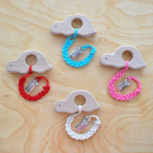 Attīstošās rotaļlietas zidaiņiem koka zobgrauzis sensorā rotaļlieta Bruņurupucis un knupīša turētājs pēc izvēles. Pirmās attīstošas rotaļlietas mazuļiem pirkt internetā Barin.lv veikalā