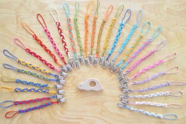 Koka Grabulīši Bruņurupucis un ševrona krāsā knupīša turētājs (pēc izvēles). Pirmās rotaļlietas mazuļiem: graužamriņkis, grabulis - zobgrauznis zīdaiņiem pirkt Barin.lv interneta veikalā