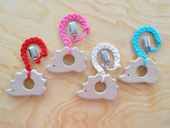 Zīdaiņa attīstošana pirmos menešos Ezis koka grabulis un knupīša turētājs pēc izvēles. Pirmās rotaļlietas mazuļiem: graužamriņkis, grabulis - zobgrauznis zīdaiņiem pirkt Barin.lv interneta veikalā