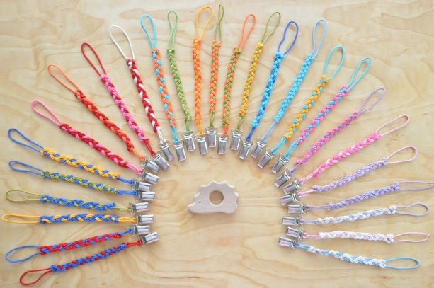 Grabulīši no koka Ezis un ševrona krāsā knupīša turētājs (pēc izvēles). Pirmās rotaļlietas mazuļiem: graužamriņkis, grabulis - zobgrauznis zīdaiņiem pirkt Barin.lv veikalā