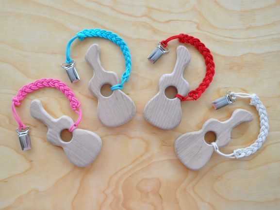 Zobu graužamie koka Ģitāra un knupīša turētājs pēc izvēles. Pirmās rotaļlietas mazuļiem: graužamriņkis, grabulis - zobgrauznis zīdaiņiem pirkt Barin.lv interneta veikalā