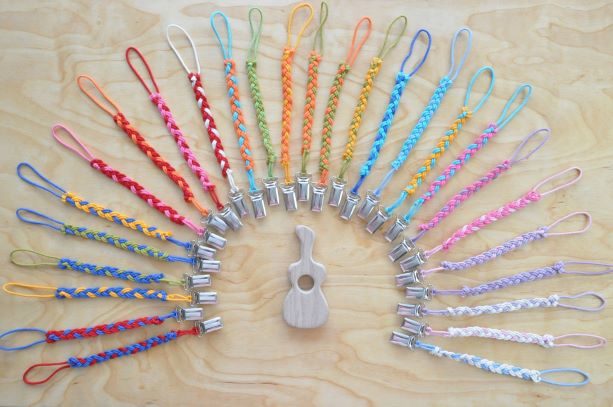 Zobgrauznis zīdaiņiem Ģitāra un ševrona krāsā knupīša turētājs (pēc izvēles). Pirmās rotaļlietas mazuļiem: graužamriņkis, grabulis - zobgrauznis zīdaiņiem pirkt Barin.lv interneta veikalā