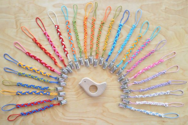 Pirmās rotaļlietas mazuļiem Koka graužamriņkis Putns un ševrona krāsā knupīša turētājs (pēc izvēles) pirkt Barin.lv interneta veikalā