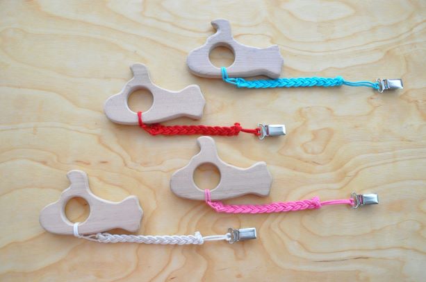 Zīdaiņu attīstošās rotaļlietas Koka Grabulīši Submarine un knupīša turētājs pēc izvēles. Pirmās rotaļlietas mazuļiem: graužamriņkis, grabulis - zobgrauznis zīdaiņiem pirkt Barin.lv interneta veikalā