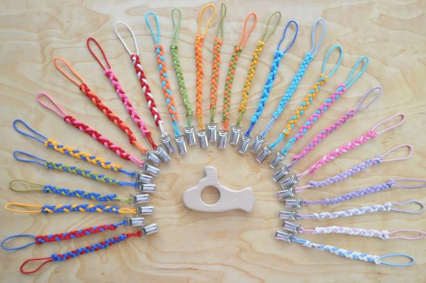 Koka Grabulīši Submarine un ševrona krāsā knupīša turētājs (pēc izvēles). Pirmās rotaļlietas mazuļiem: graužamriņkis, grabulis - zobgrauznis zīdaiņiem pirkt Barin.lv interneta veikalā