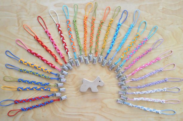 Grabulīši no koka Suns un ševrona krāsā knupīša turētājs (pēc izvēles). Pirmās rotaļlietas mazuļiem: graužamriņkis, grabulis - zobgrauznis zīdaiņiem pirkt Barin.lv interneta veikalā