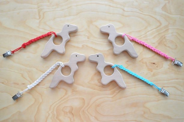 Zīdaiņu attīstošās rotaļlietas zobgrauznis zīdaiņiem T-rex un knupīša turētājs pēc izvēles. Pirmās rotaļlietas mazuļiem: graužamriņkis, grabulis - zobgrauznis zīdaiņiem pirkt internetā Barin.lv veikalā