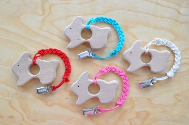 Zobgrauznis no koka Trusis un knupīša turētājs pēc izvēles. Pirmās rotaļlietas mazuļiem un zīdaiņa attīstošana: graužamriņkis, grabulis zīdaiņiem pirkt Barin.lv interneta veikalā