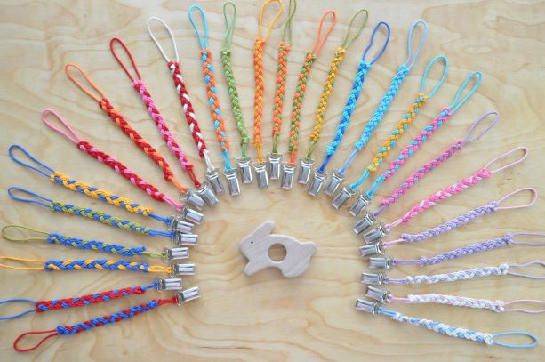 Koka Grabulis Trusis un ševrona krāsā knupīša turētājs (pēc izvēles). Pirmās rotaļlietas mazuļiem: graužamriņkis, grabulis - zobgrauznis zīdaiņiem pirkt Barin.lv interneta veikalā