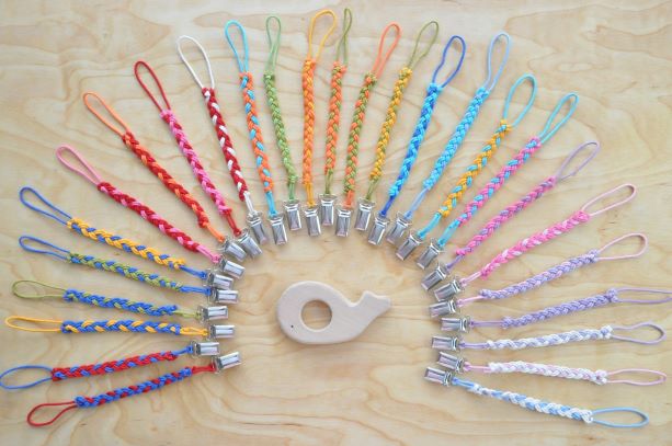 Koka Grabulis Valis un ševrona krāsā knupīša turētājs (pēc izvēles). Pirmās rotaļlietas mazuļiem: graužamriņkis, grabulis - zobgrauznis zīdaiņiem pirkt Barin.lv interneta veikalā