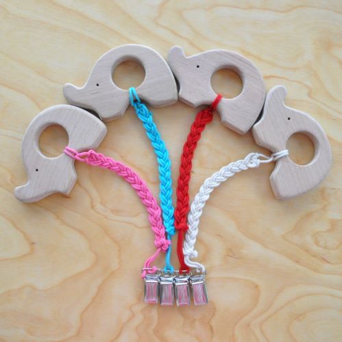 Zobgrauznis zīdaiņiem no koka Zilonis un knupīša turētājs pēc izvēles. Pirmās rotaļlietas mazuļiem: graužamriņkis, grabulis - zobgrauznis zīdaiņiem pirkt Barin.lv interneta veikalā