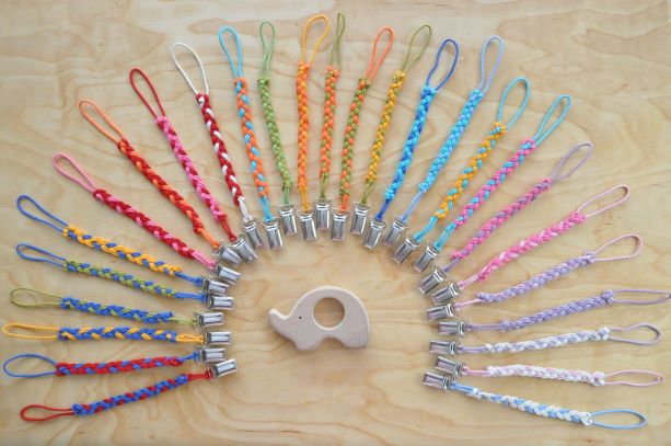 Graužamriņkis no koka Zilonis un ševrona krāsā knupīša turētājs (pēc izvēles). Pirmās rotaļlietas mazuļiem: grabulis - zobgrauznis zīdaiņiem pirkt Barin.lv interneta veikalā