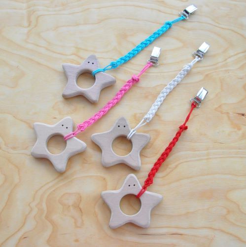 Grabulis mazuļiem no koka Zvaigzne un knupīša turētājs pēc izvēles. Pirmās rotaļlietas mazuļiem: graužamriņkis, grabulis - zobgrauznis zīdaiņiem pirkt Barin.lv interneta veikalā