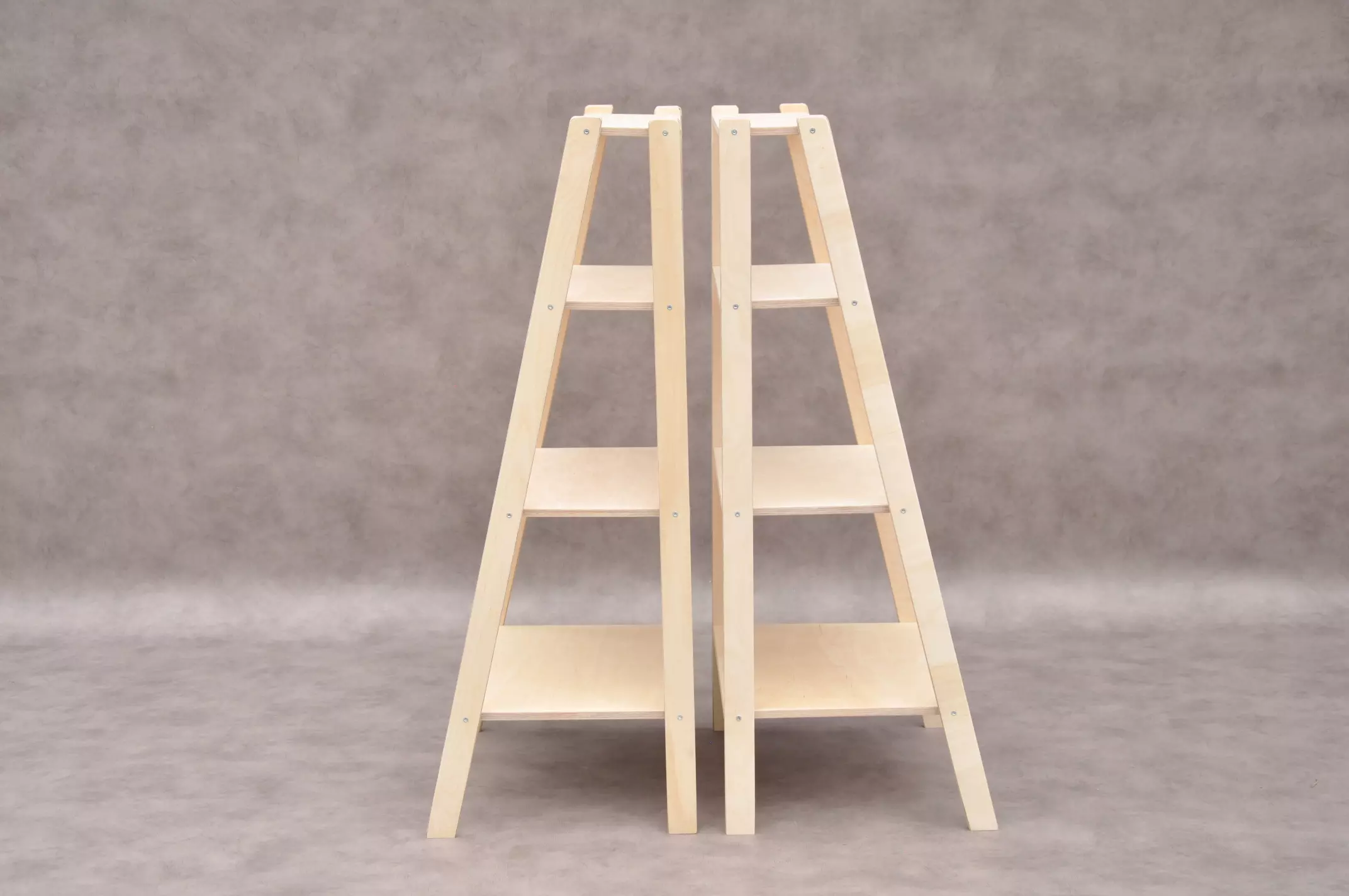 Grāmatu plaukti un rotaļlietas skāpis mazuļu istabas mēbeles. Bērnu mēbeles no veikala Barin.lv ar piegādi.