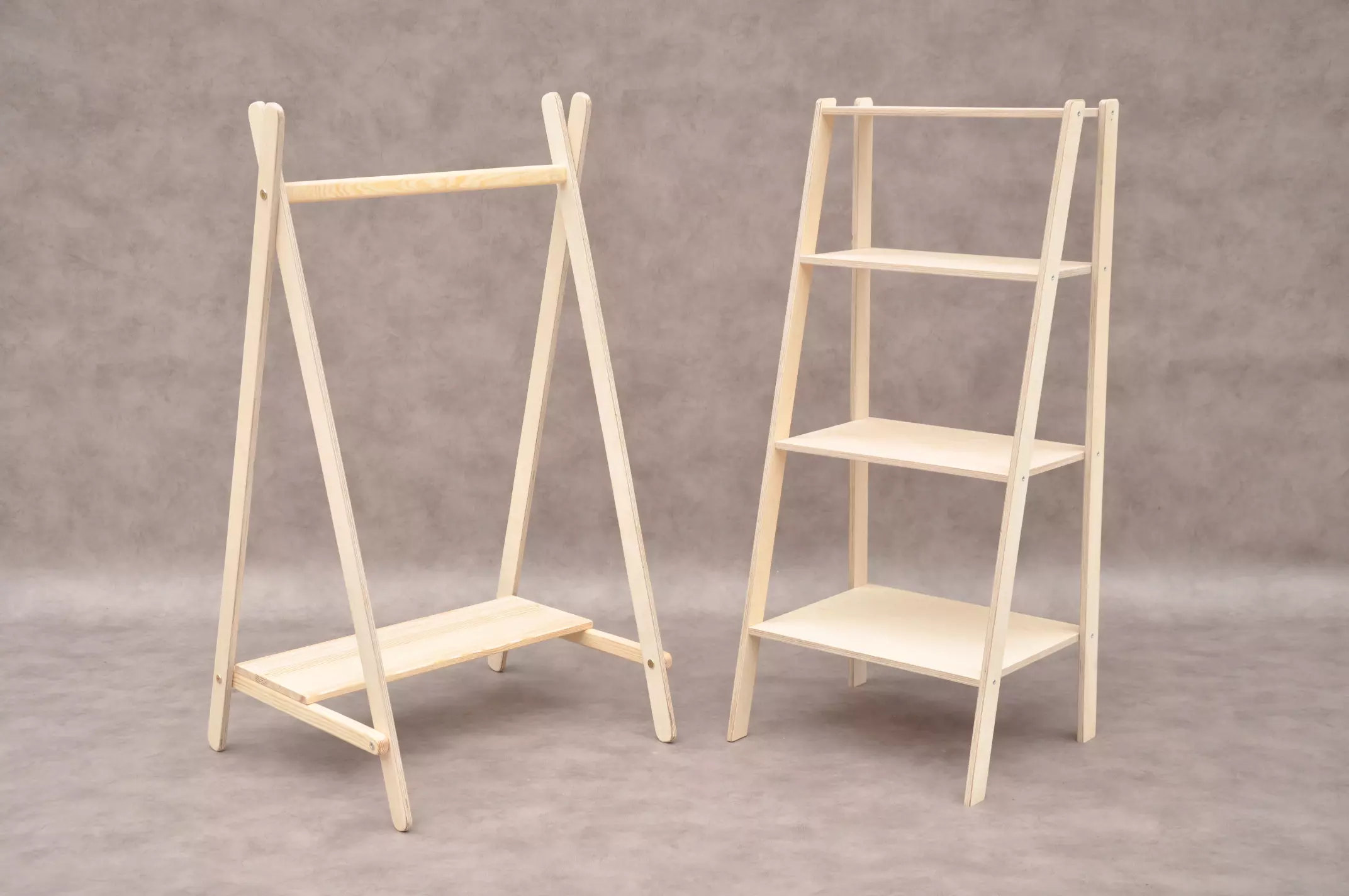 Bērnistabas mēbeles Montessori bērnam davana dzimšanas dienā: Tipi drēbju pakaramais un koka drēbju un rotaļlietu plaukti. Pērc izdevīgi Barin.lv veikalā ar piegādi.