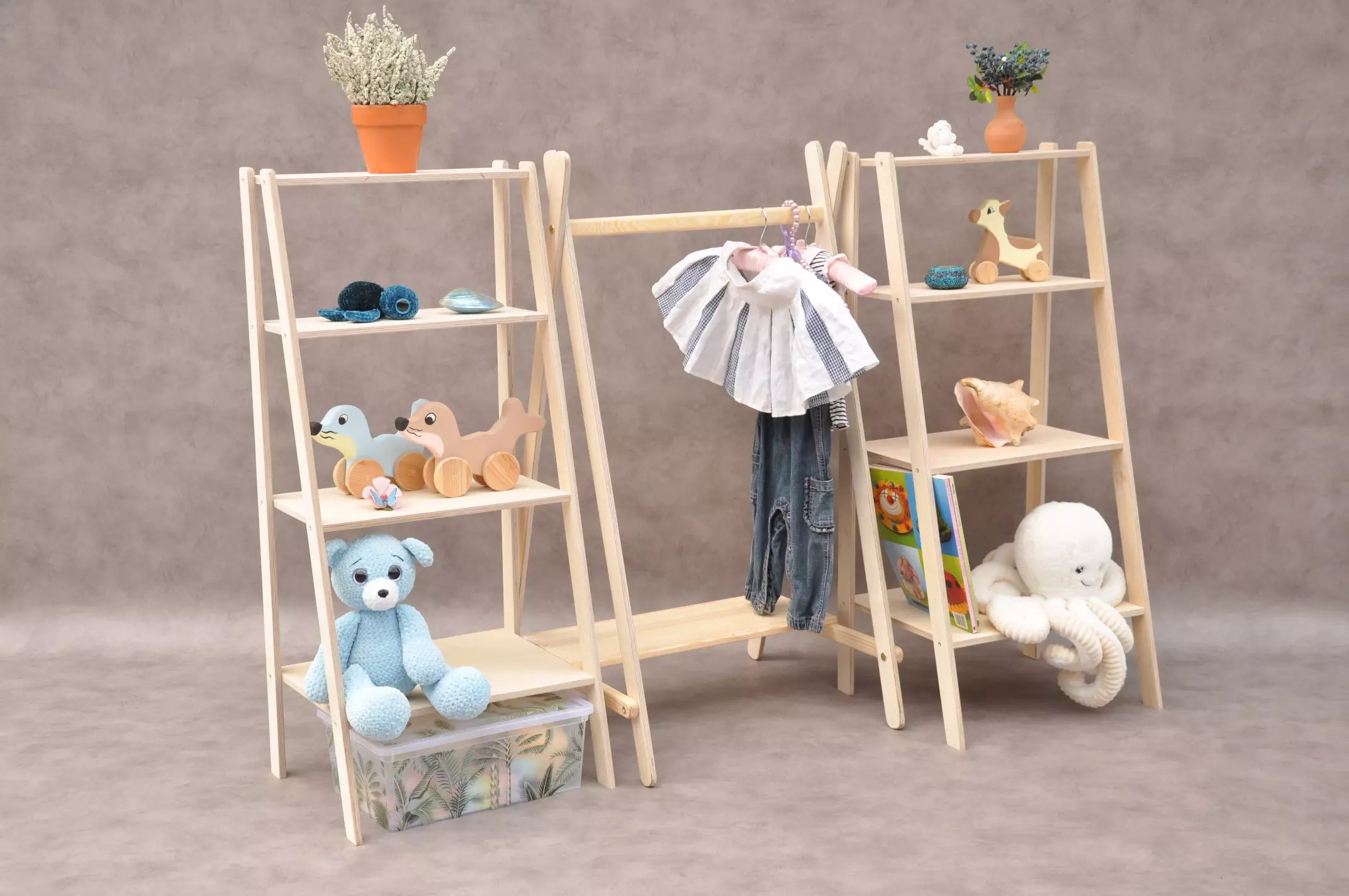 Montessori bērnudārza mebeles, koka atvērtā tipa drēbju skapji bērnistabai un garderobes skapīši bērnudārziem no Barin.lv veikala ar piegādi.