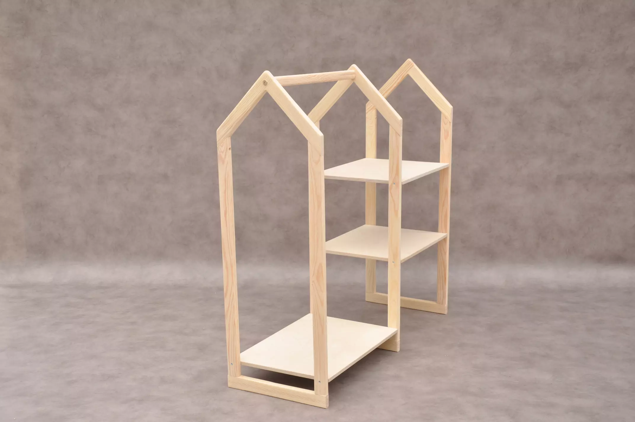 Montessori Māja - bērnu drēbju pakaramais skapis ar plauktiem no koka no veikala Barin.lv ar piegādi Rīgā, Marūpē, Jūrmalā un visā Latvijā.