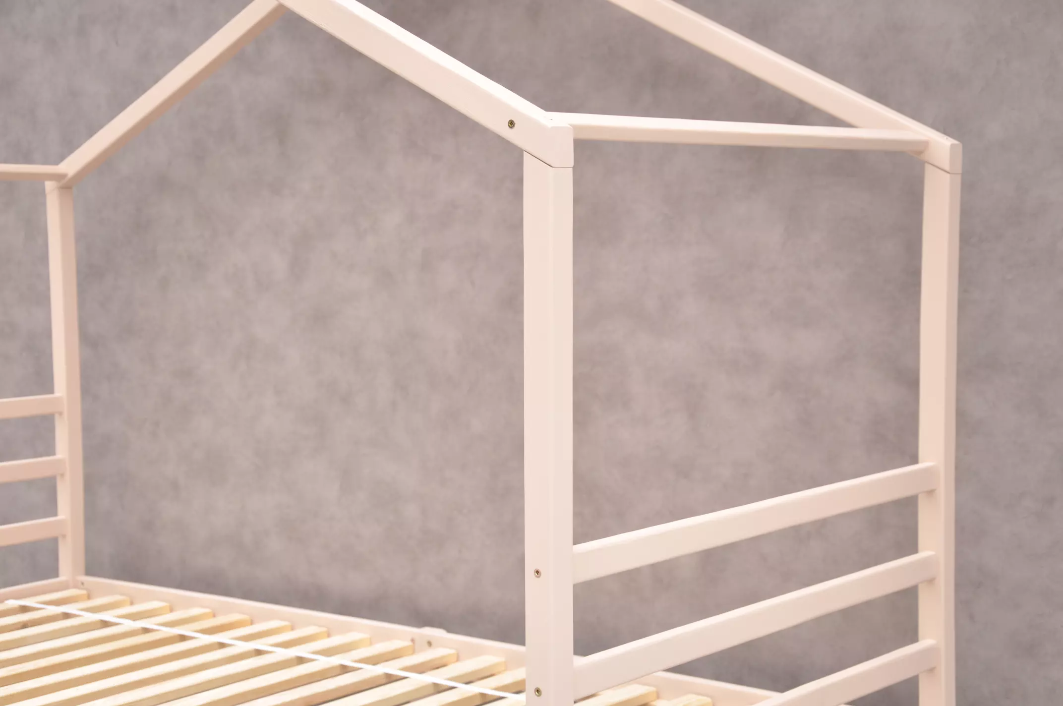 Bērnu gulta mājiņa no Barin veikala - Mana Māja jauniešu gulta pusaudžiem, jauniešiem un pieaugušo vienvietīgas gultas no masīvkoka ar pieļaujamo svaru 130 kg.