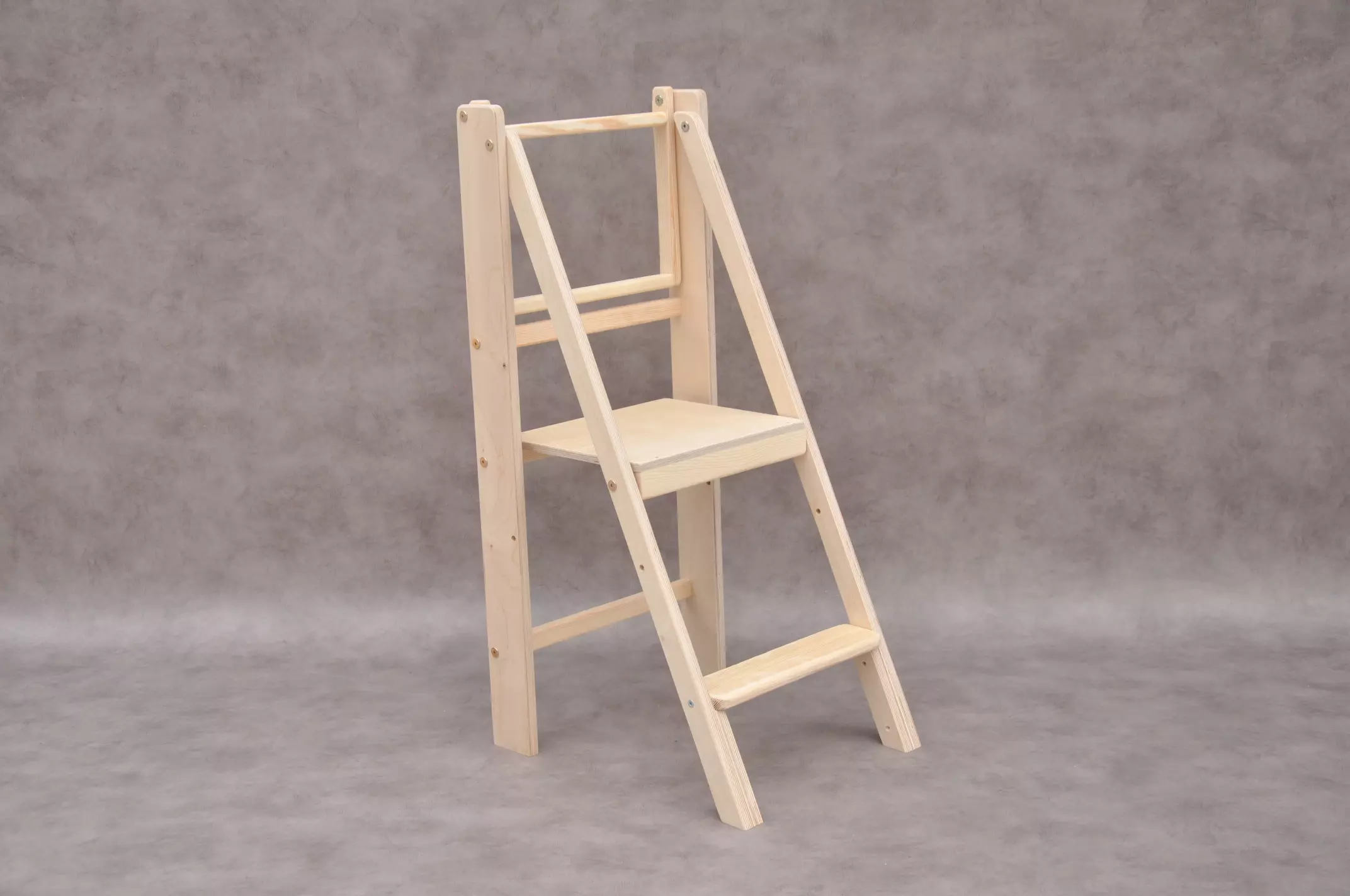 Kāpslītis Slim bērniem – Montessori virtuves tornis ar paceltu drošības apmalīti