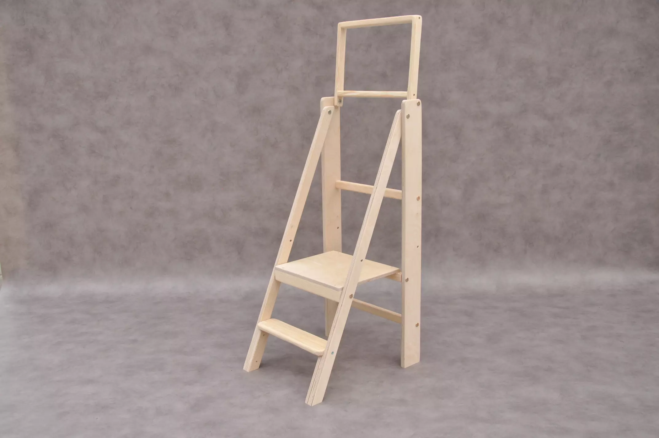 Kāpslītis Slim bērniem – Montessori virtuves tornis ar paceltu drošības aizsargbarjeru