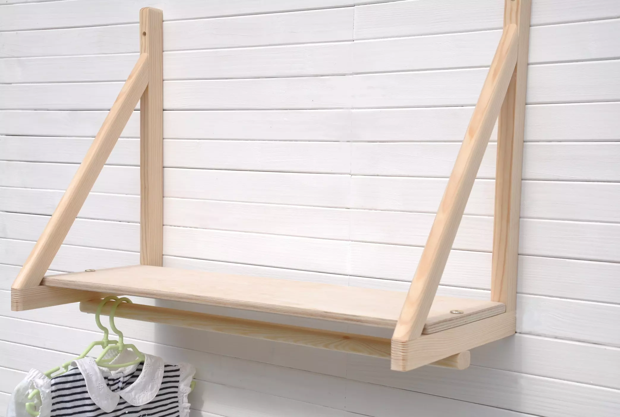 Drēbju pakaramais un mazuļu sienas plaukts bērnu istabai Barin Set Sail - Latvijā ražotas zīdaiņu koka sienas plaukti. Iepērcies izdevīgi tikai Barin.lv tiešsaitē.