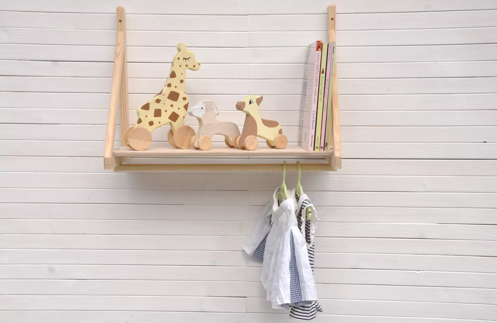 Pakaramais sienas plaukts Barin Set Sail - lieliska dāvana bērnam no zīdaiņu vēcuma bērnistabai vai kā mēteļu pakaramais un priekšnama plaukts bērniem.