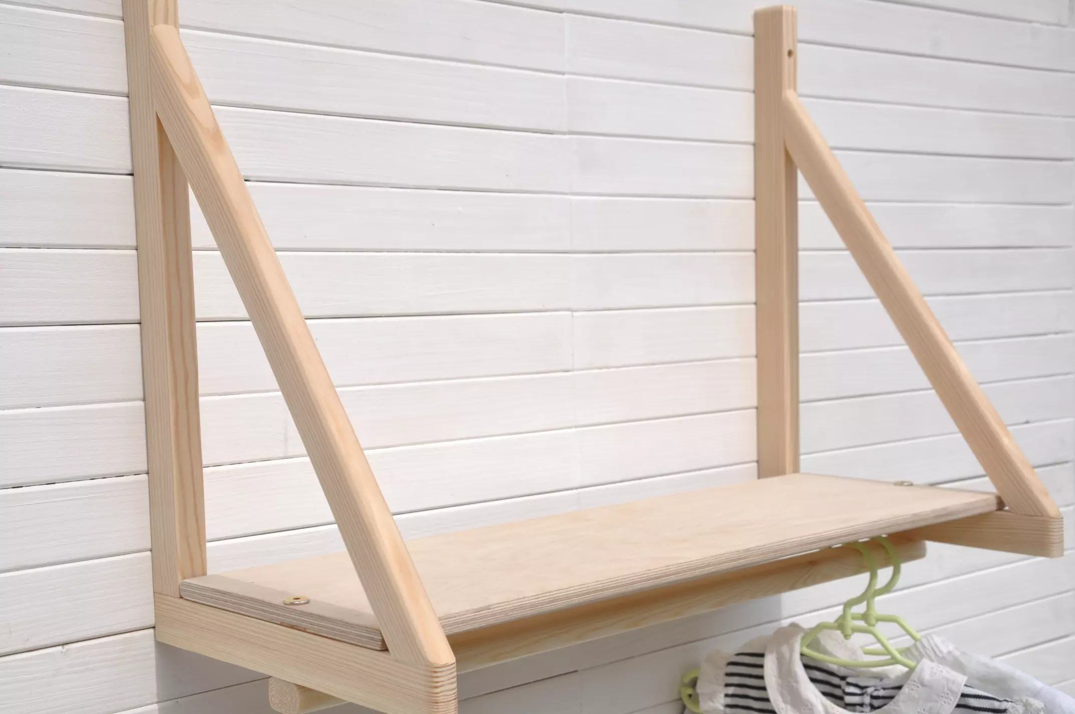 Sienas skapis, sienas zīdaiņu drēbju pakaramais ar plauktu, Barin Set Sail koka plaukti pie sienas bērnu istabai vai priekšnama drēbju pakaramie bērniem izdevīgi tikai Barin.lv tiešsaitē.