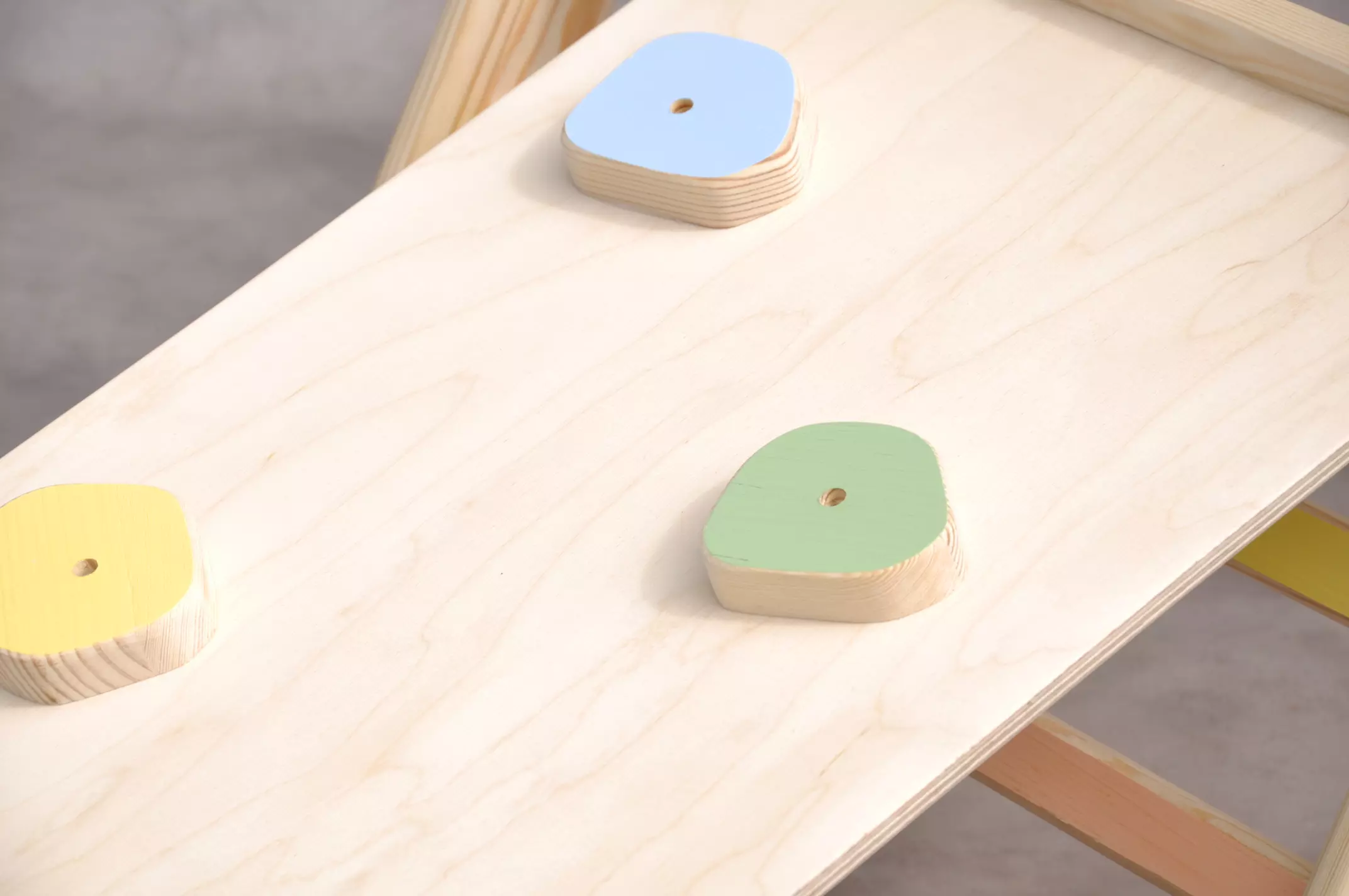 Slidkalniņš un koka kāpšanas dēlis ar krāsainiem akmentiņiem bērnu motorikas un līdzsvara attīstībai.