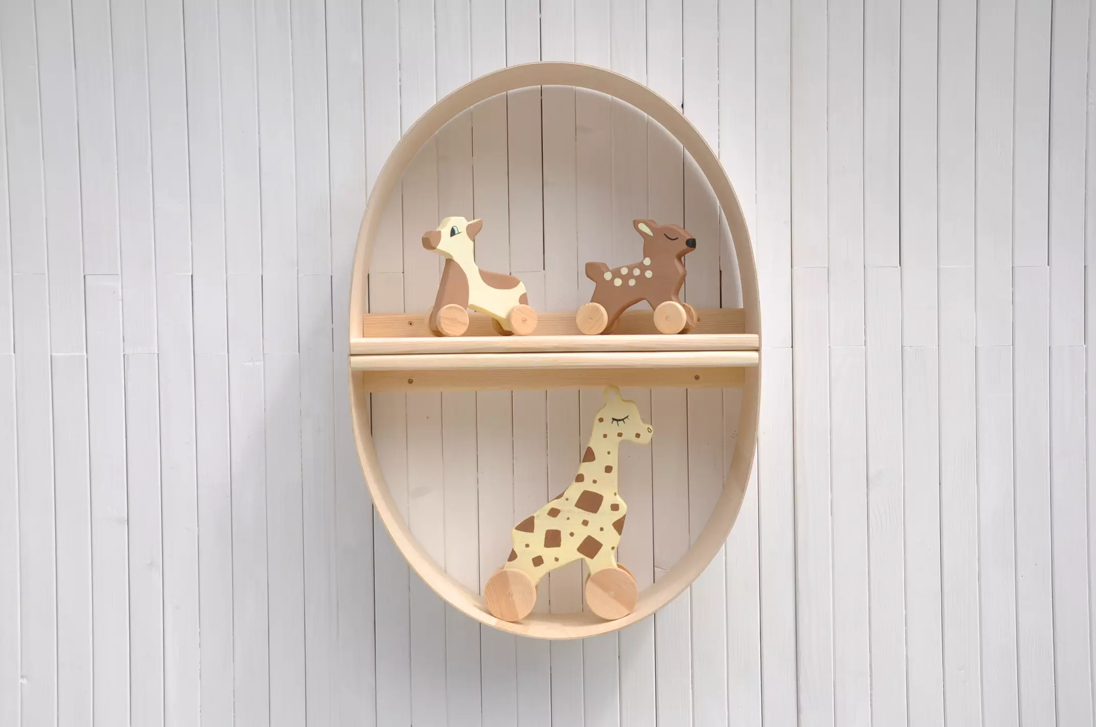 Apaļš sienas plaukts Ola – koka plaukts bērnu istabai un mājas dekorācijai.