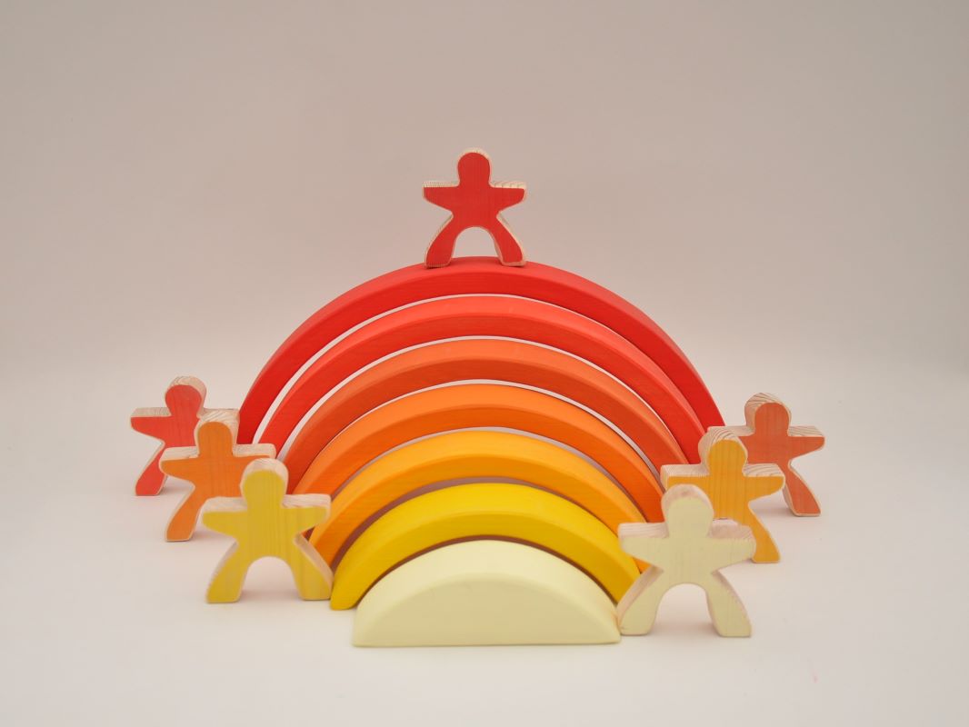 Attīstošas rotaļlietas krāsaini klucīši koka varavīksne Oranža ar 7 koka cilvēciņiem pirkt Barin.lv internet veikalā
