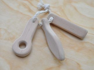 Attīstošās rotaļlietas zidaiņiem: koka grabulis un zobu graužamie Sticks - mazuļu sensorikas aktivitātēm pirkt interneta Barin.lv veikalā